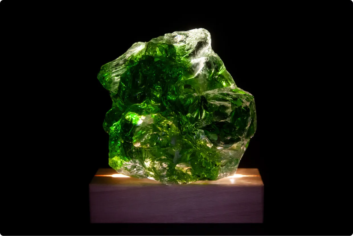 Zelený minerál prosvětlený zespod
