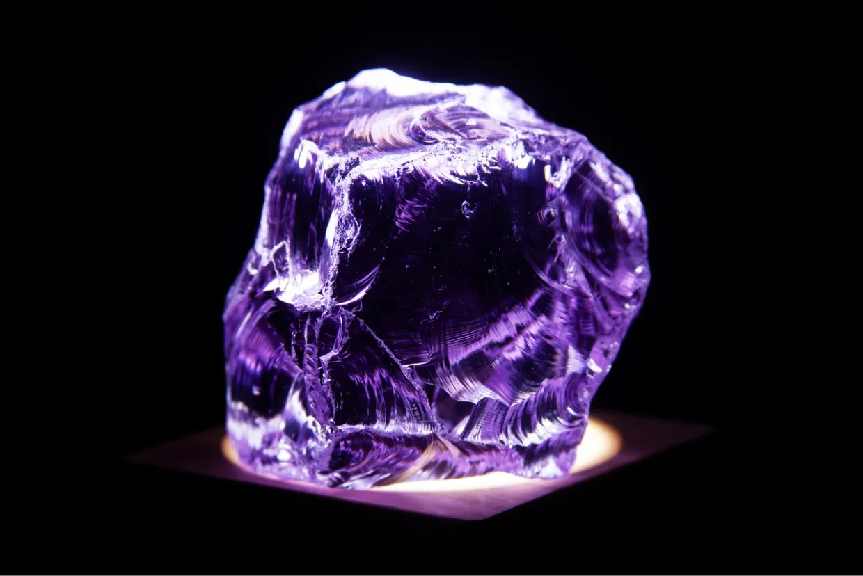 Fialový průsvitný minerál prosvětlení zespoda